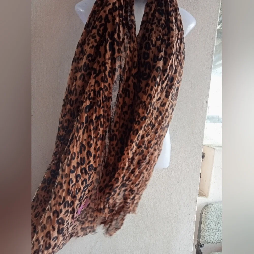 Louis Vuitton stole - Picture 2 of 7